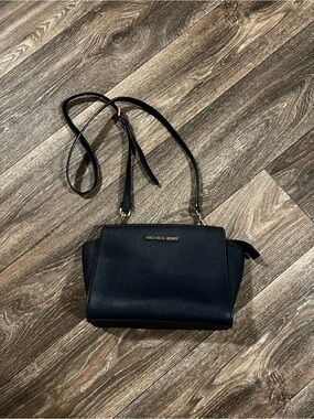 Michael Kors Selma Medium Navy Messenger Crossbody bag